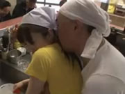 जापानी सुशी रेस्तरां में विशेष सेवा